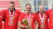 Trenér Slavie Jindřich Trpišovský se svými kolegy z realizačního týmu a trofejí pro vítěze Mol Cupu 2020/2021