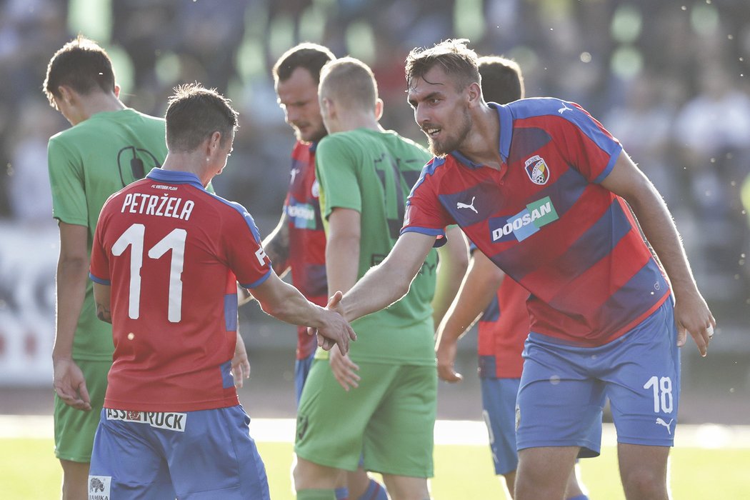 Tomáš Chorý s Milanem Petrželou v utkání MOL Cupu Plzně na hřišti Vyškova