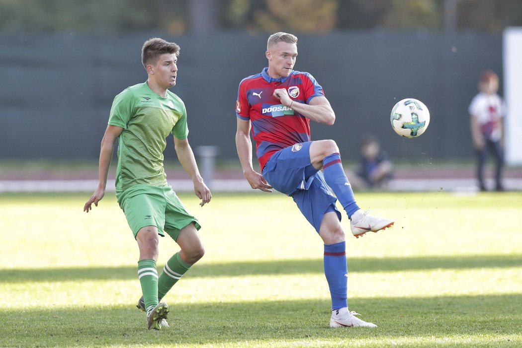 Plzeňský záložník Roman Procházka v utkání MOL Cupu na hřišti Vyškova