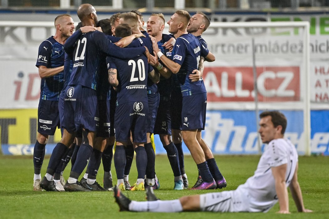 Fotbalisté Slovácka se radují z postupu do finále MOL Cupu po výhře nad Hradcem