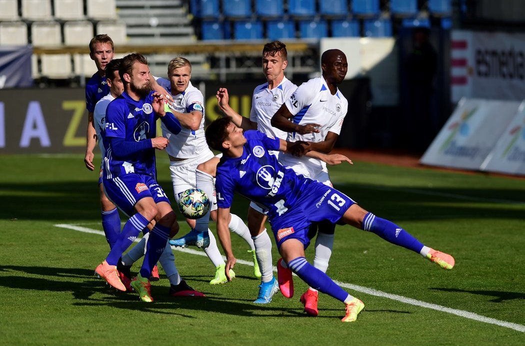 Situace v šestnáctce během semifinále MOL Cupu