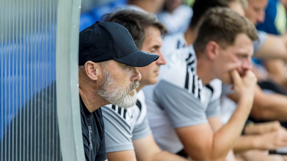 Trenér Olomouce Pavel Hapal sleduje své svěřence na hřišti v Prostějově