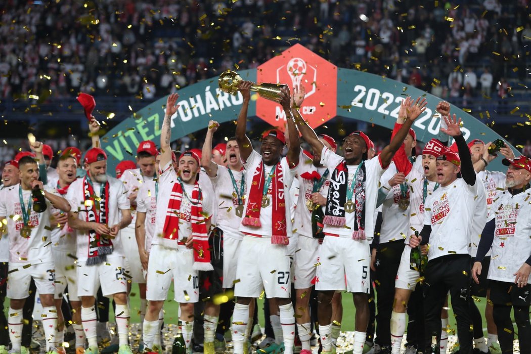 Slávisté zvedli nad hlavu trofej pro vítěze domácího poháru