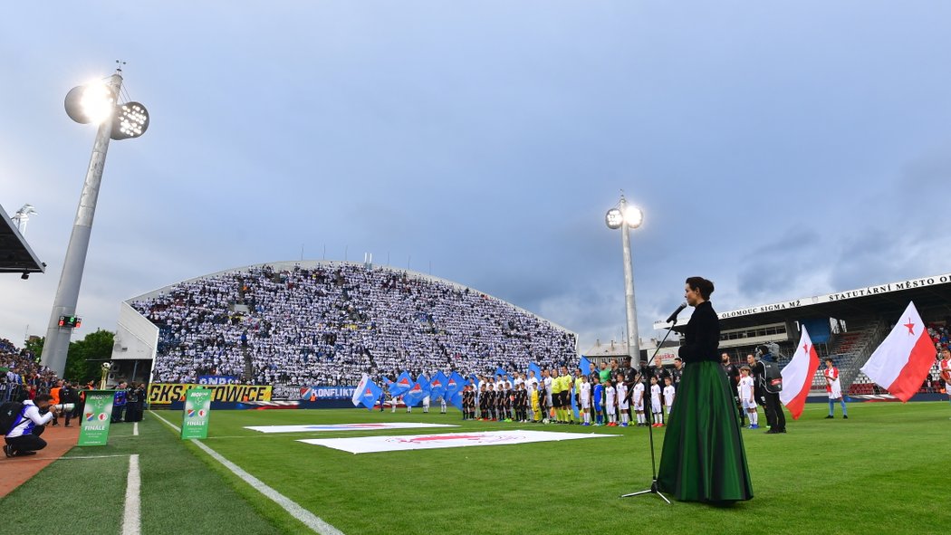 Zaplněný sektor fanoušků Baníku na finále MOL Cupu v Olomouci