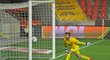 Slávistický brankář Jan Stejskal ve chvíli, kdy dostal gól v osmifinále MOL Cupu proti Karlovým Varům