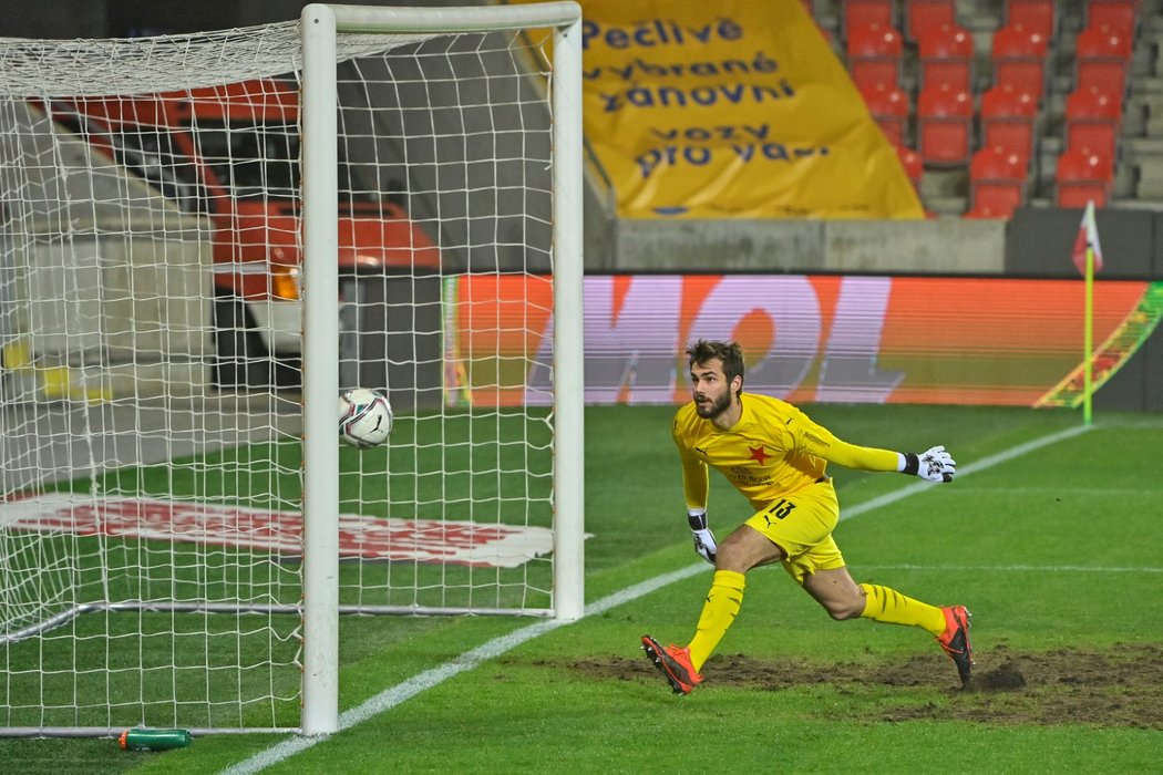 Slávistický brankář Jan Stejskal ve chvíli, kdy dostal gól v osmifinále MOL Cupu proti Karlovým Varům