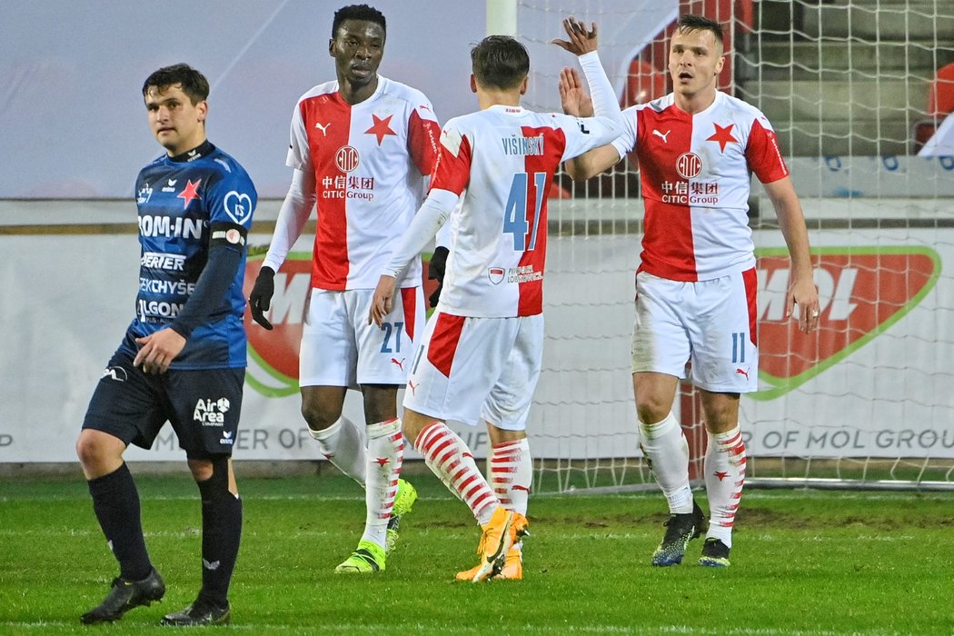 Fotbalisté Slavie se radují z gólu v MOL Cupu proti Karlovým Varům