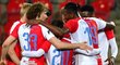 Fotbalisté Slavie oslavují gól proti Karviné ve čtvrtfinále MOL Cupu