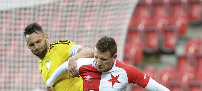 Muris Mešanovič v souboji s Pavlem Eismannem v semifinále MOL Cupu Slavia - Karviná