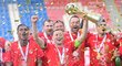 Fotbalisté Slavie oslavují triumf v Mol Cupu, který přidali k mistrovskému titulu a získali tak double