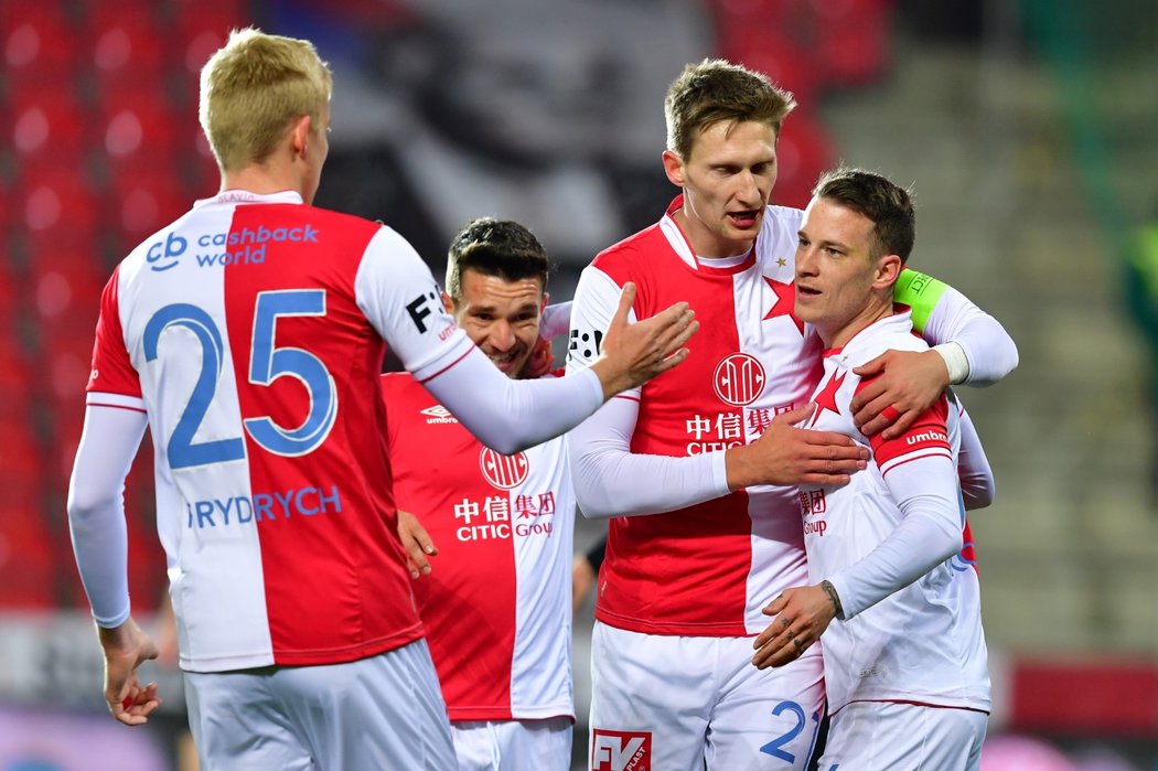 Fotbalisté Slavie oslavují gól proti Chrudimi v rámci osmifinále MOL Cupu, který vstřelil Jan Sýkora