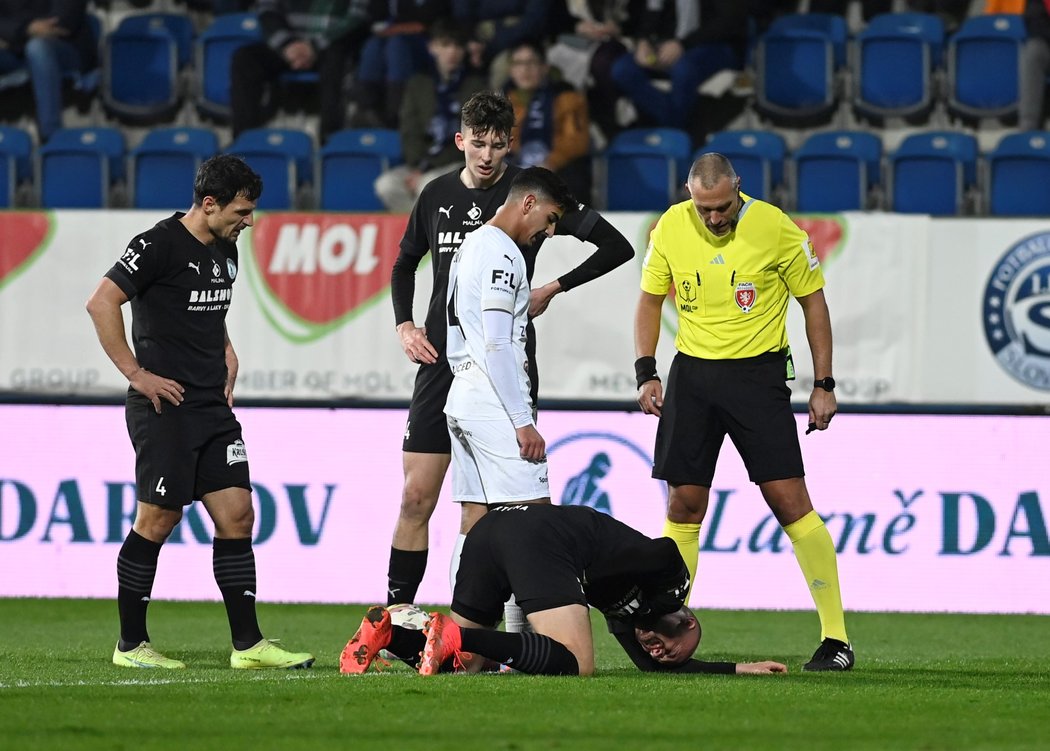 Zraněný Daniel Köstl z Bohemians se svíjí v bolestech