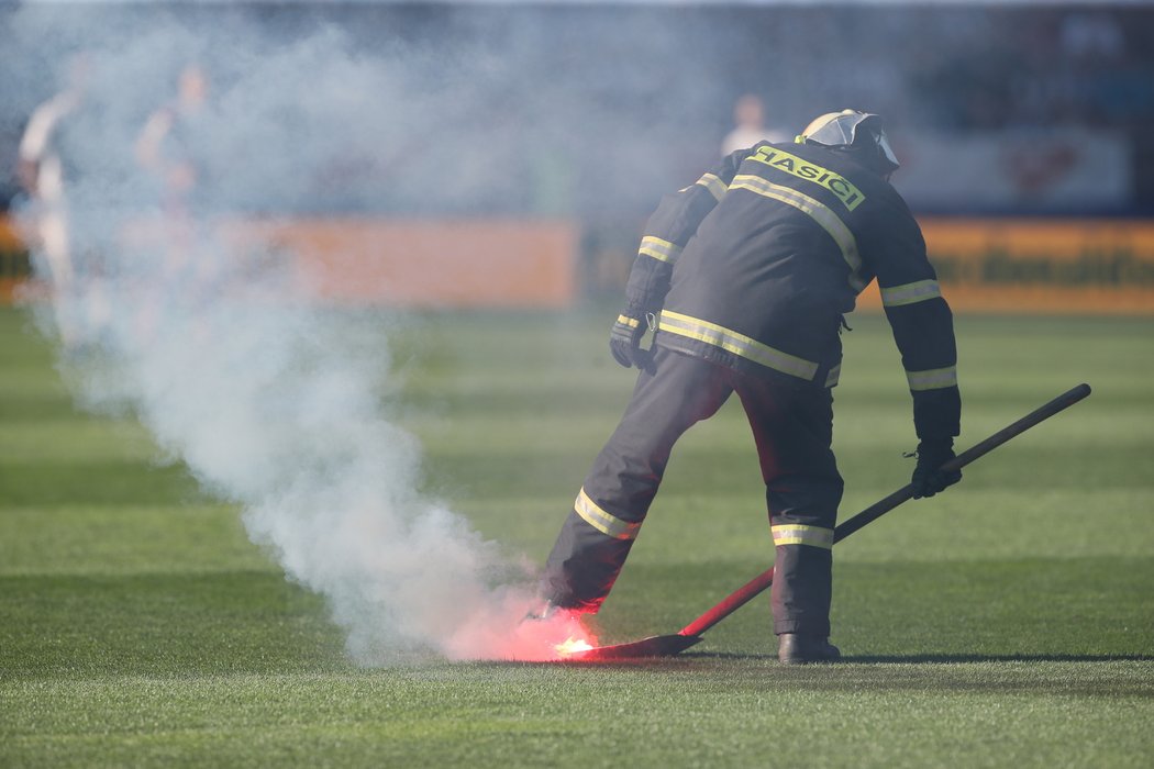 Naštvaní fanoušci Sparty naházeli na hřiště světlice