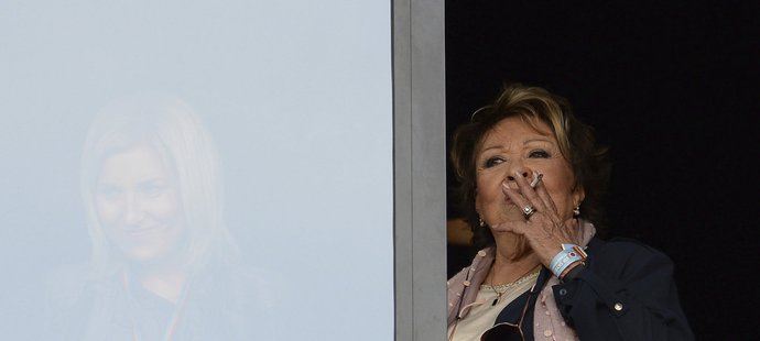 Jiřina Bohdalová si na Spartě dopřávala cigaretku ve dveřích VIP tribuny