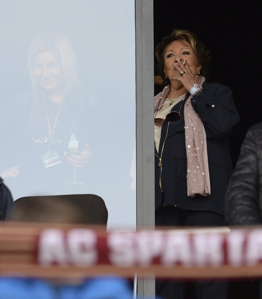 Jiřina Bohdalová si na Spartě dopřávala cigaretku ve dveřích VIP tribuny