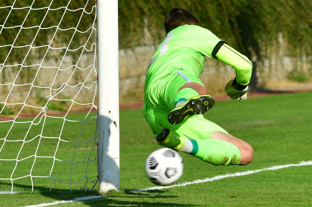 Libor Kozák trefil z penalty jen tyč