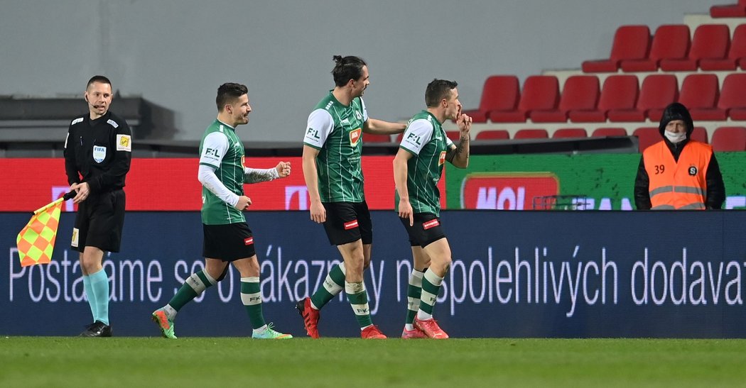 Jablonecký Tomáš Malínský (vpravo) se raduje z gólu do sítě Sparty v semifinále MOL Cupu