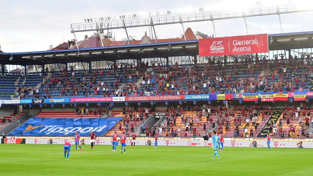 Přibližně dva tisíce fanoušků se dostalo na semifinále MOL Cupu mezi Spartou a Plzní