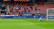 Sparťan Guélor Kanga proměňuje penaltu v semifinále MOL Cupu proti Plzni