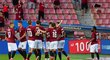Fotbalisté Sparty oslavují první gól v semifinále MOL Cupu, který z penalty vstřelil Guélor Kanga