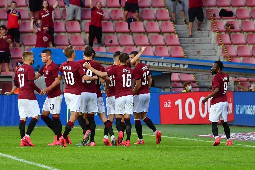 Fotbalisté Sparty oslavují první gól v semifinále MOL Cupu, který z penalty vstřelil Guélor Kanga