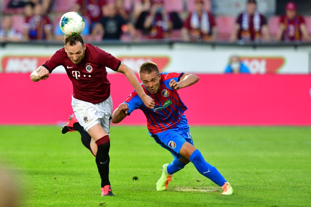 Libor Kozák se dostal k míči dříve než plzeňský Luděk Pernica a hlavou zvýšil vedení Sparty v semifinále MOL Cupu na 2:0