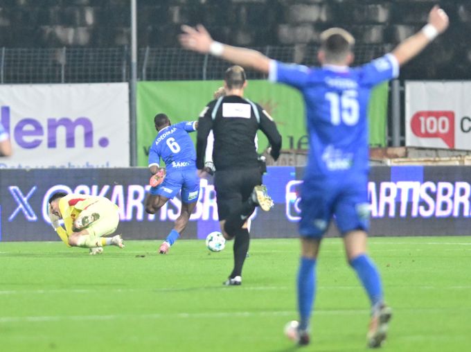 ONLINE: Artis - Sparta 1:1. Adediran po Surovčíkově obří minele srovnal skóre ONLINE: Artis - Sparta 1:1. Adediran po Surovčíkově obří minele srovnal skóre