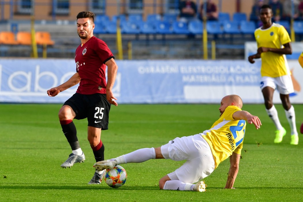 Michal Trávník v souboji s jihlavským obráncem během utkání MOL Cupu