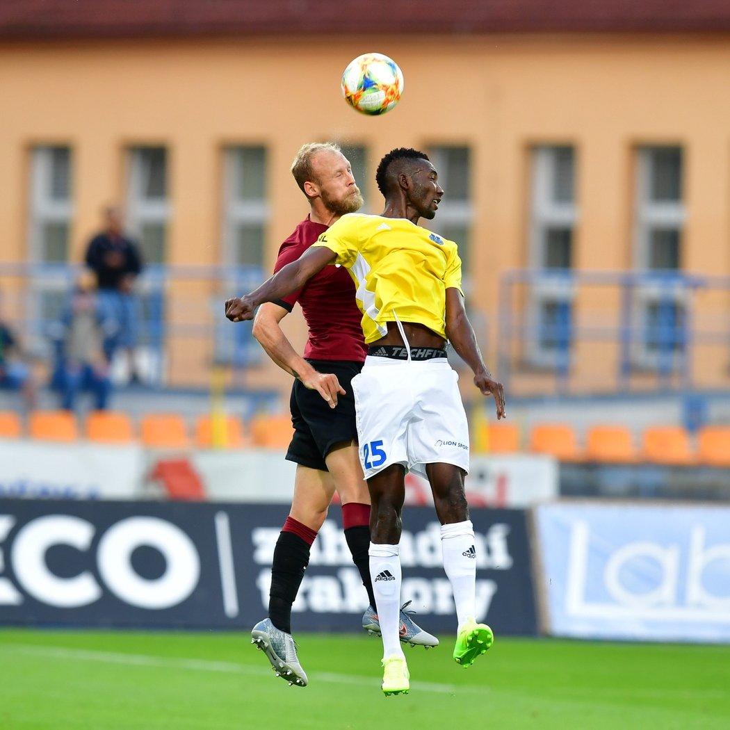 Semih Kaya (vlevo) a Jawo (vpravo) v souboji během utkání MOL Cupu Sparta Jihlava