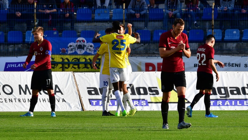 Jihlavští fotbalisté se radují z vyrovnávací trefy v duelu MOL Cupu se Spartou