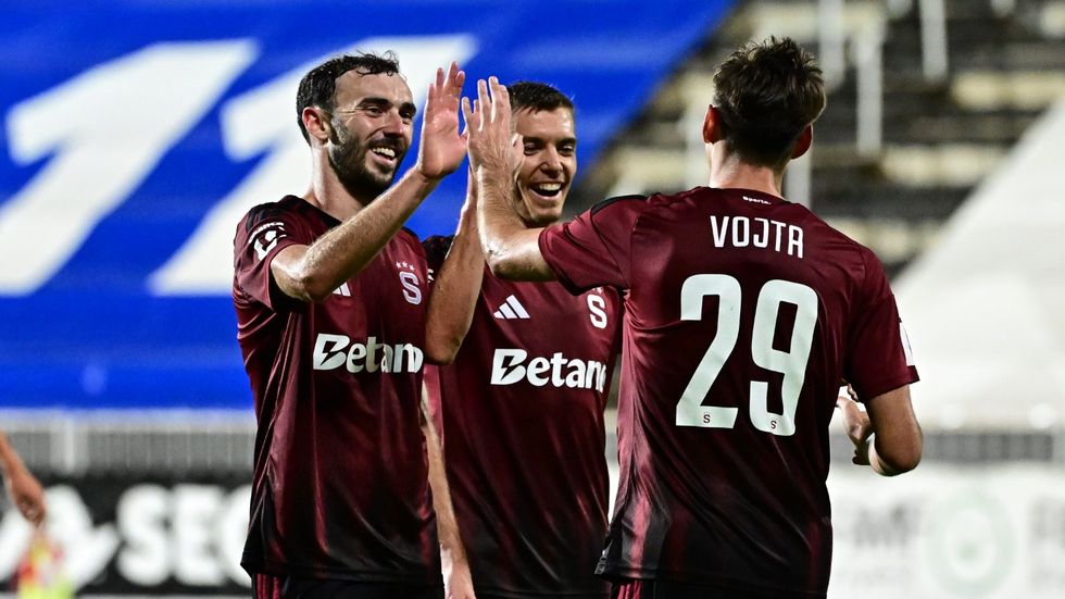 Fotbalisté Sparty se radují z gólu