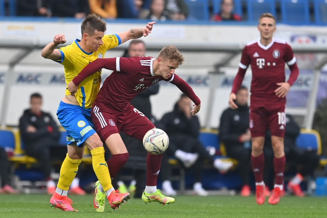 Sparťan Adam Karabec si kryje míč před dotírajícím Lukášem Marečkem z Teplic v osmifinále MOL Cupu