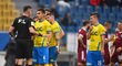 Fotbalisté Teplic u sudího Pavla Fraňka reagují na vyloučení Josefa Švandy v pohárovém utkání se Spartou