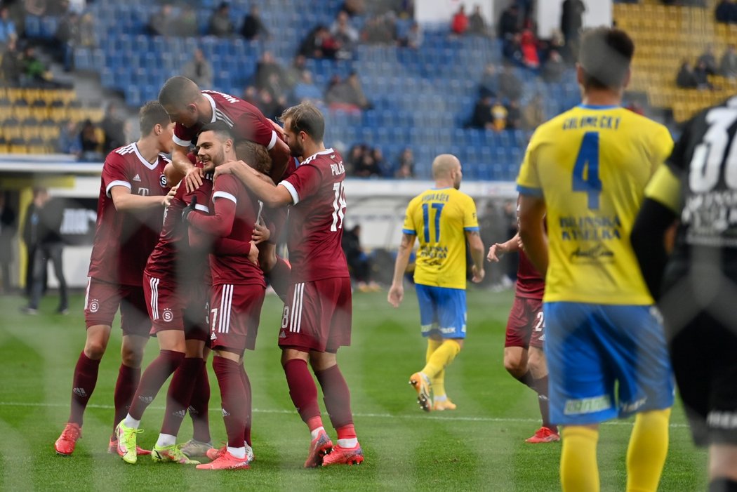 Fotbalisté Sparty se radují po gólu Davida Moberga Karlssona v MOL Cupu v Teplicích