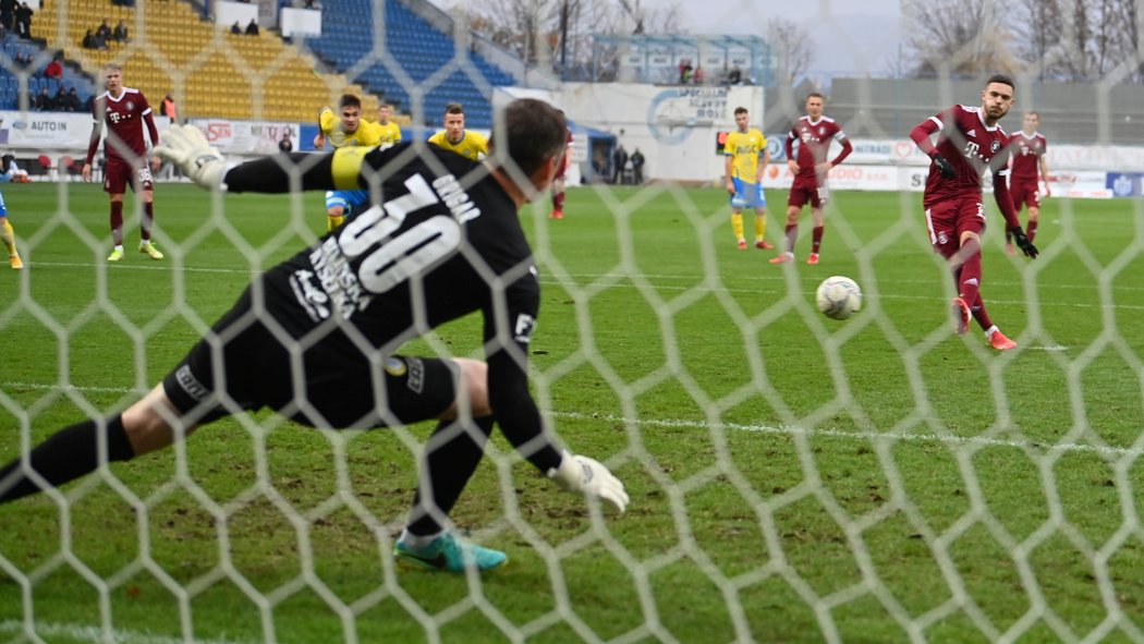 David Moberg Karlsson ze Sparty proměňuje pokutový kop v osmifinále MOL Cupu v Teplicích