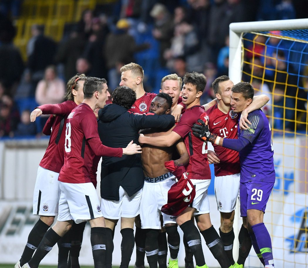 Radost hráčů Sparty po postupu do semifinále MOL Cupu přes Teplice, které porazili po penaltovém rozstřelu 3:2