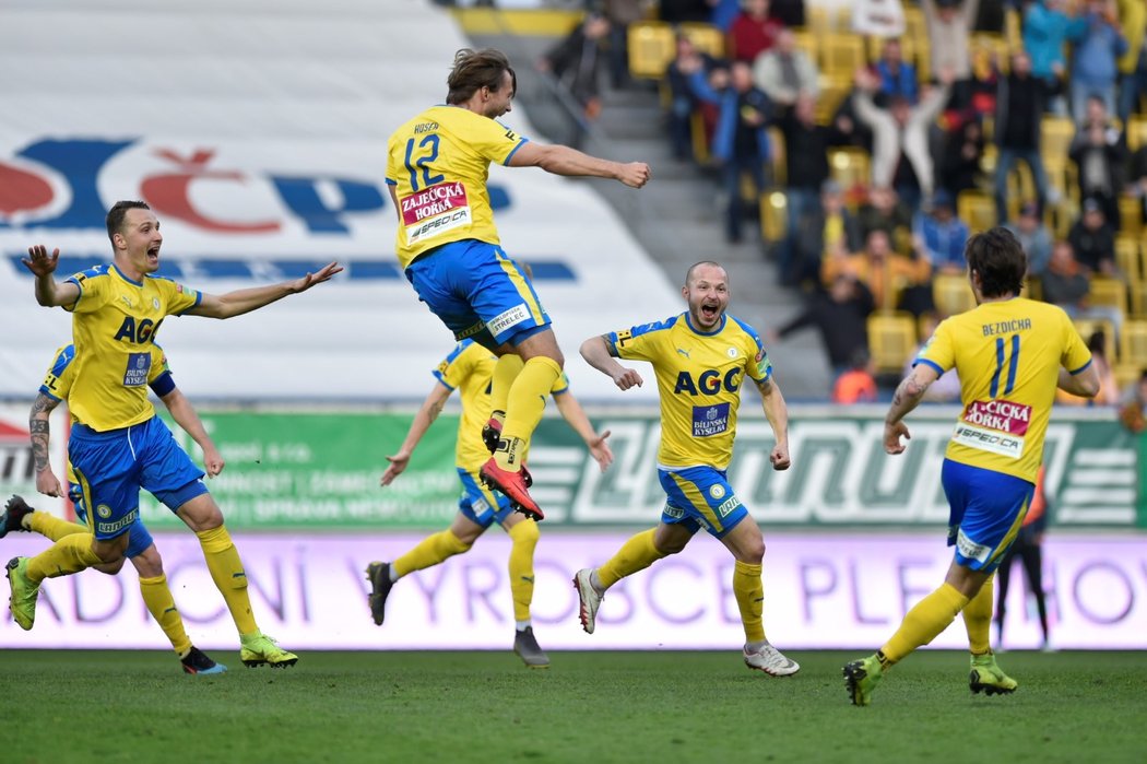 Teplický Jan Hošek (12) oslavuje svou trefu v prodloužení čtvrtfinále MOL Cupu proti Spartě