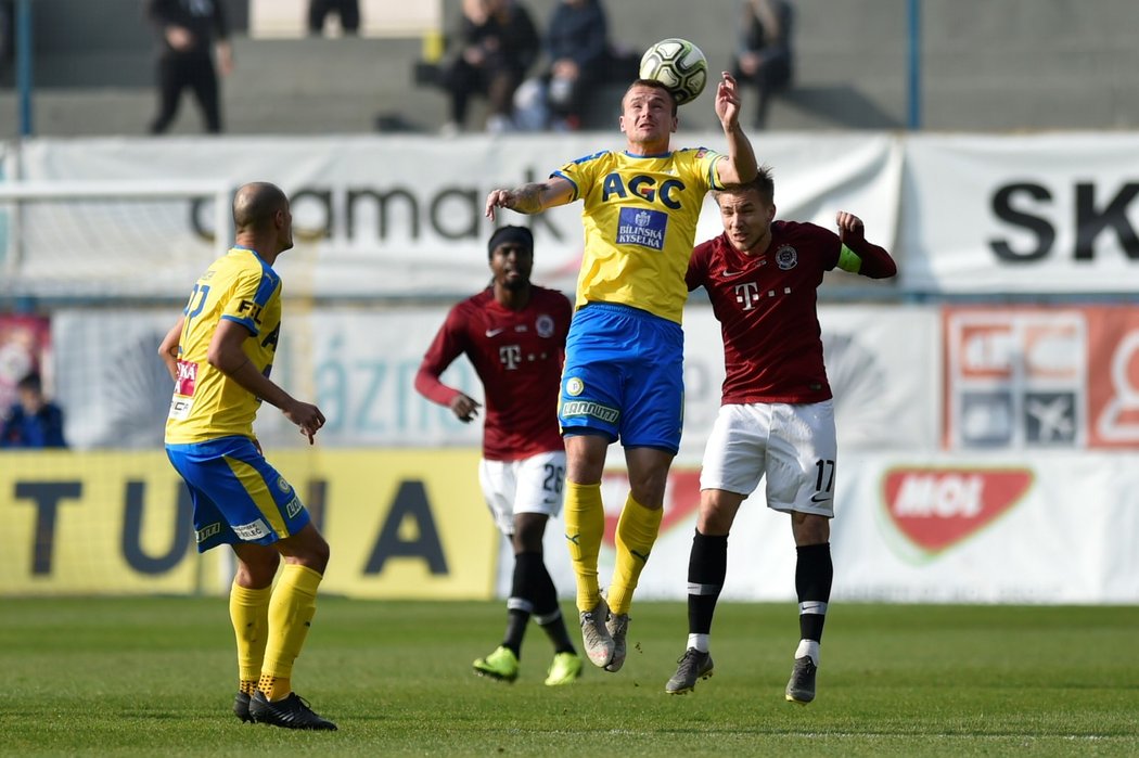 Teplický Martin Jindráček a Martin Frýdek ze Sparty v hlavičkovém souboji během čtvrtfinále MOL Cupu