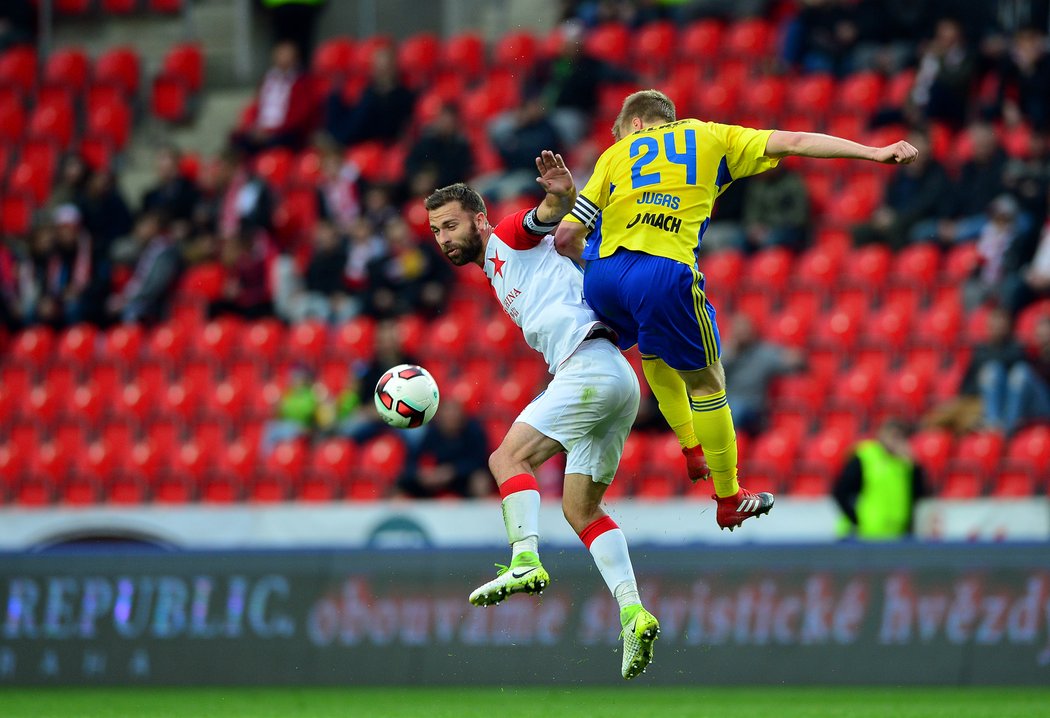 Slávistický záložník  Josef Hušbauer v souboji se zlínským Jakubem Jugasem