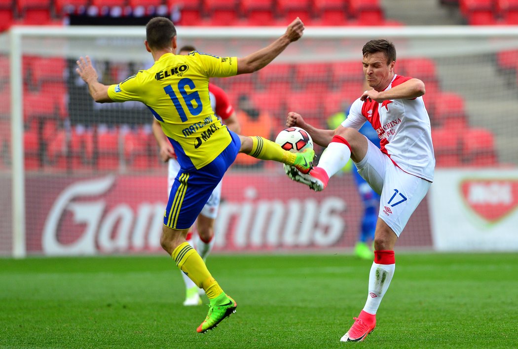 Stanislav Tecl ze Slavie se snaží střelecky prosadit přes zlínského Róberta Matějova