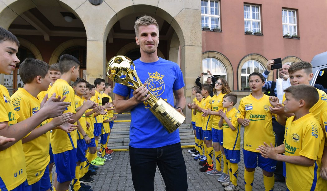 Jakub Jugas se zlínskými mladíky na oslavách zisku MOL Cupu
