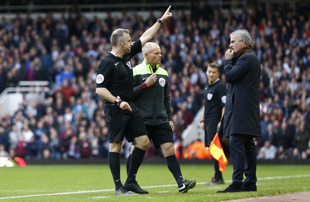 José Mourinho musel v utkání na West Hamu za své protesty na tribunu