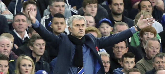 José Mourinho si stěžoval, že i přes vyprodaný stadion není atmosféra při zápasech Chelsea nejlepší