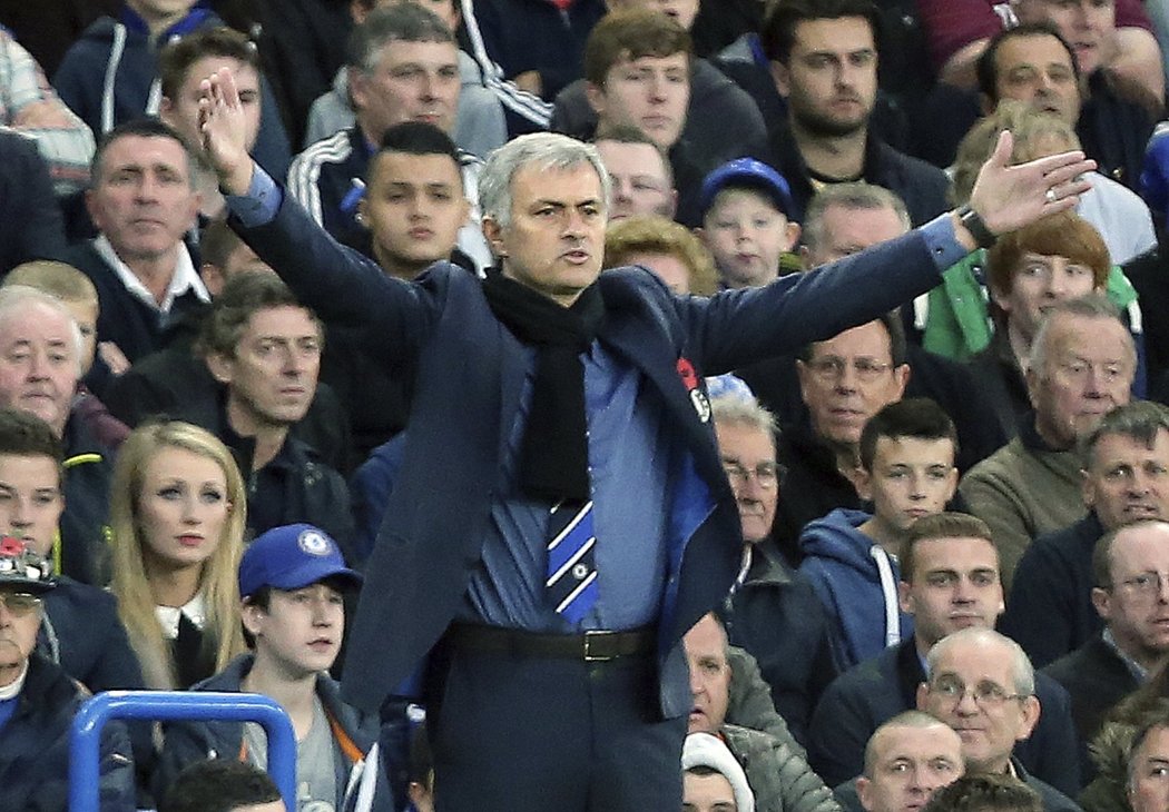 José Mourinho si stěžoval, že i přes vyprodaný stadion není atmosféra při zápasech Chelsea nejlepší