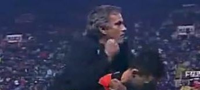 Mourinho slavil na zádech svého svěřence