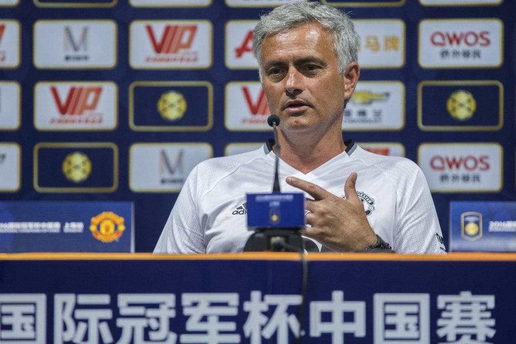 Trenér Manchesteru United José Mourinho na tiskové konferenci během přípravného kempu v Asii