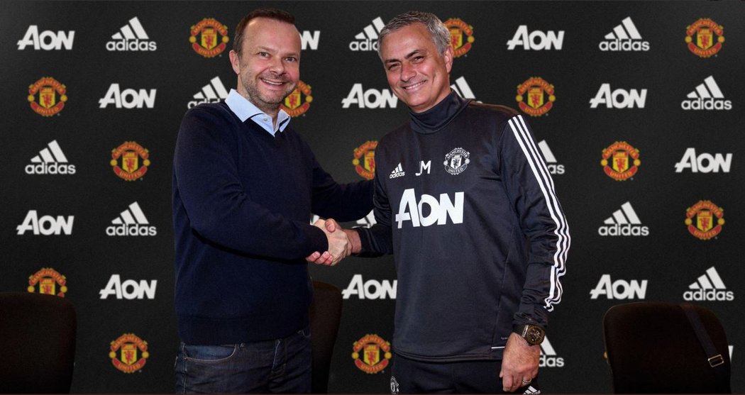Trenér José Mourinho ve chvíli, kdy podepsal prodloužení smlouvy s Manchesterem United