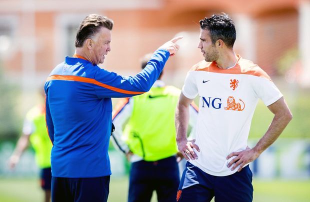 Robin van Persie v debatě s koučem Louisem van Gaalem – stihne hvězda „oranjes“ start šampionátu? Robin van Persie v debatě s koučem Louisem van Gaalem – stihne hvězda „oranjes“ start šampionátu?