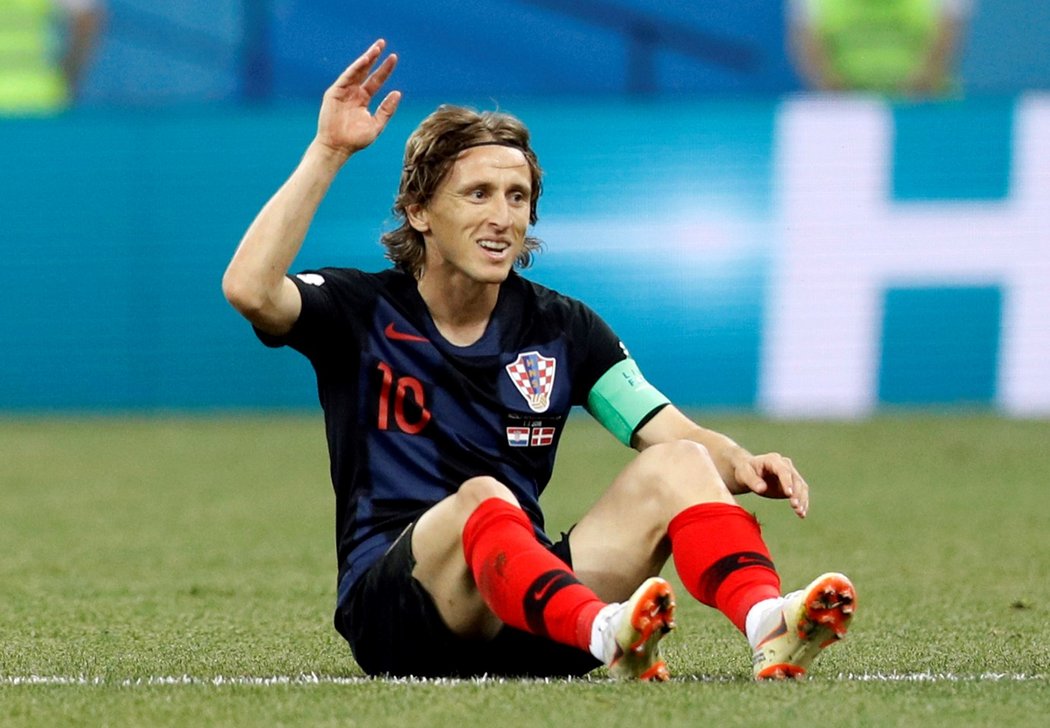 Luka Modrić na zemi během osmifinále MS proti Dánsku