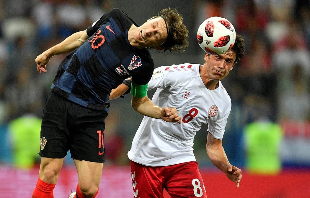 Dánský záložník Thomas Delaney (vpravo) v hlavičkovém souboji se středopolařem Chorvatska Lukou Modrićem